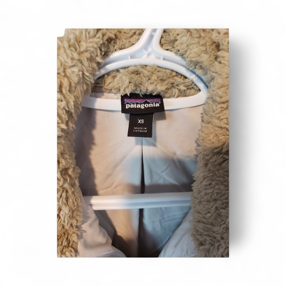 Patagonia Women's  Beige Fleece Vest - Picture 4 of 4